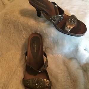Liz Claiborne Embellished Gold Slides